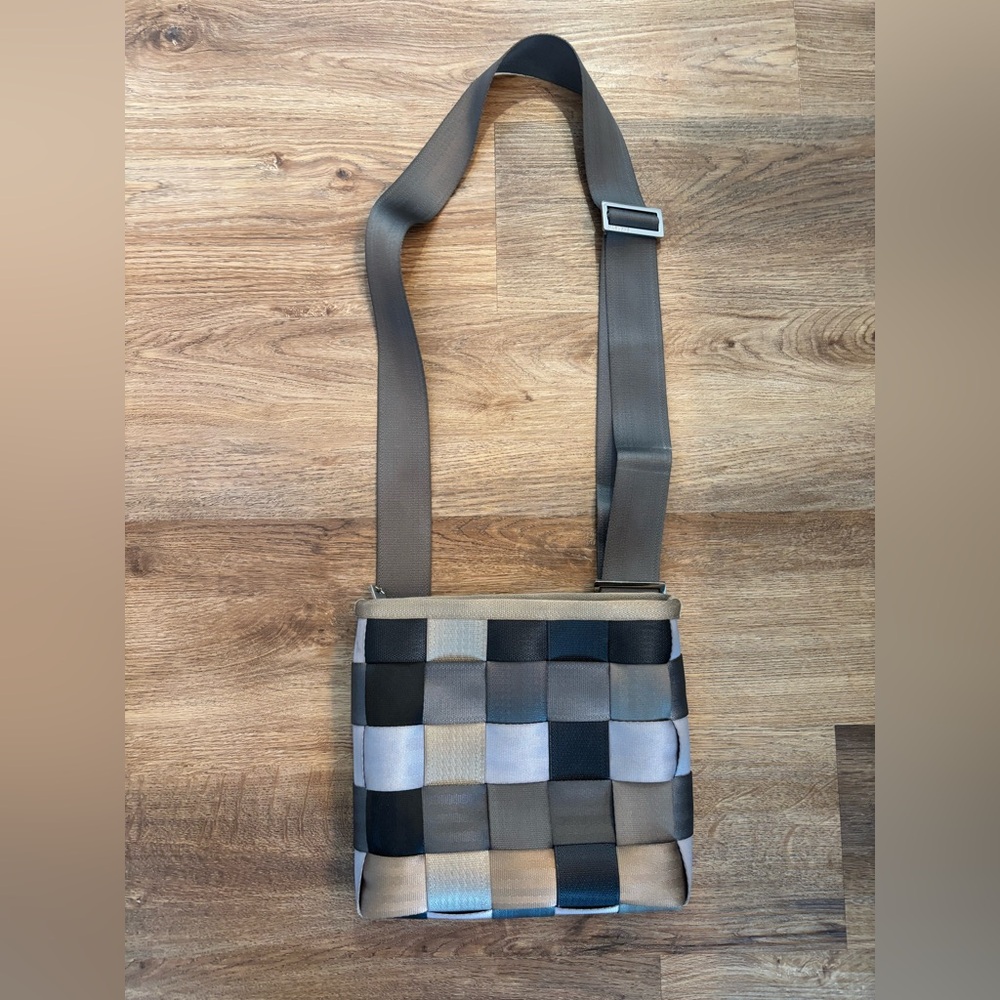 Vintage 2000s Harvey’s seatbelt crossbody bag (mixed neutrals)